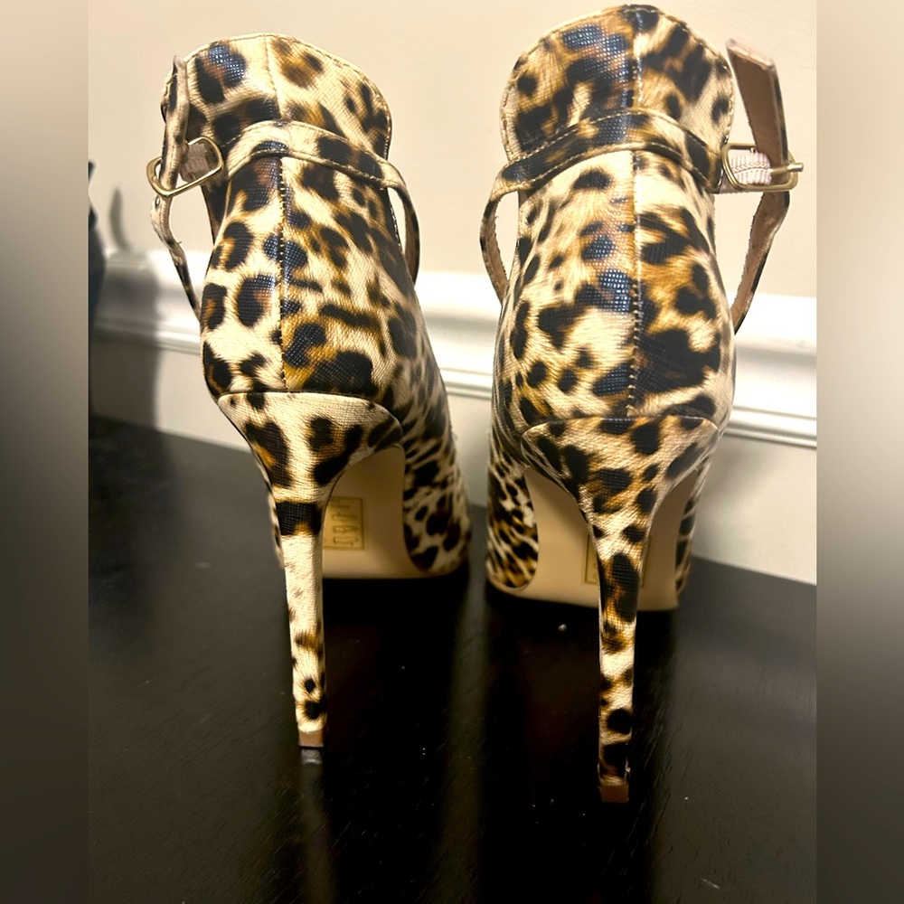 Sophia & Lee Classic Leopard Print Pointed Toe Heels